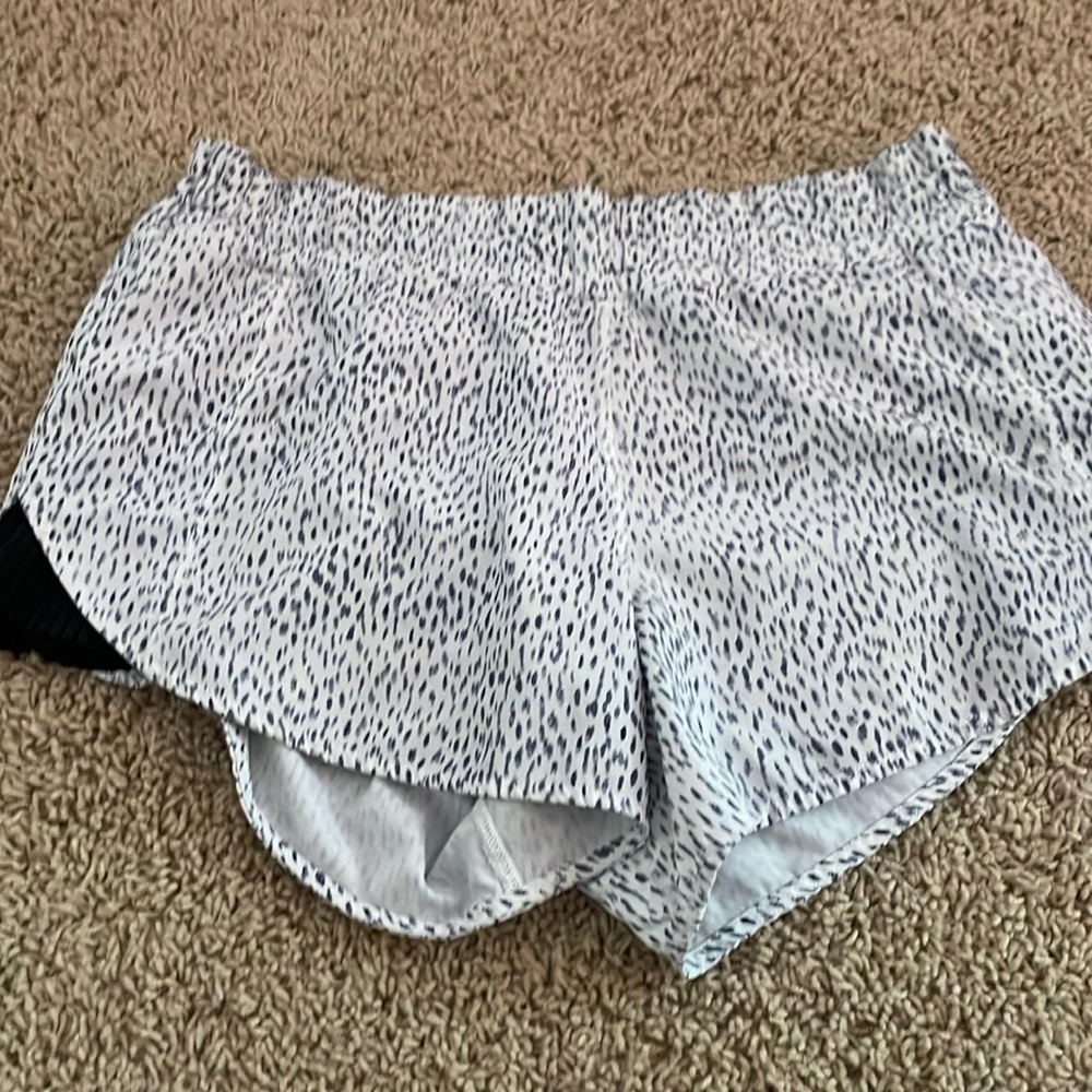 Lululemon Dalmatian Print Shorts 2.5” Size 6/8
